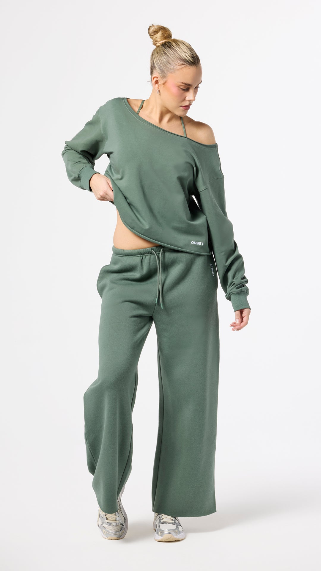 トレーナー/スウェット THE TOE Opern Off-shoulder Sweat mint Opern Off-shoulder Sweat – THE TOÉ